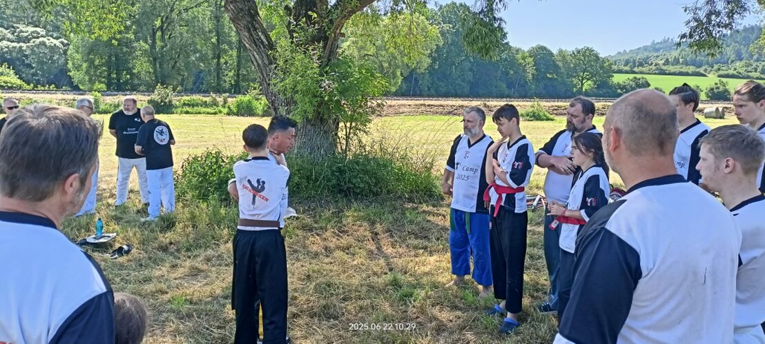 Kinder spielen und trainieren gemeinsam im Camp