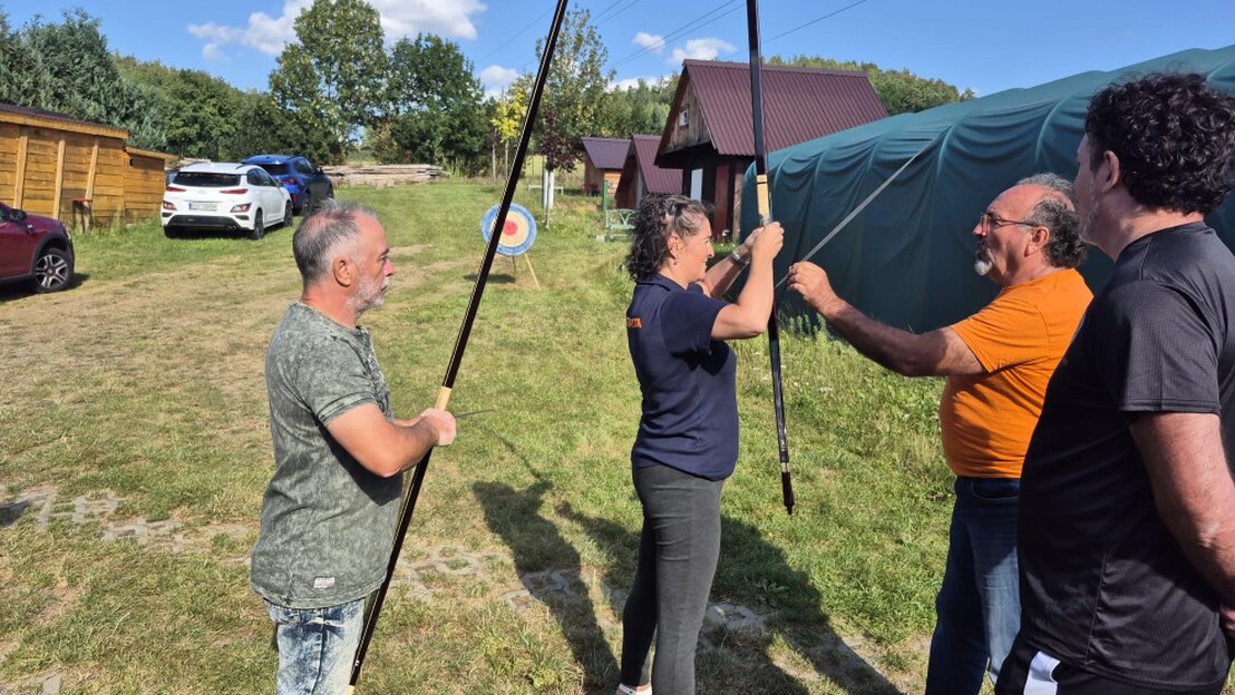 Schütze mit Langbogen vor 3D-Ziel im Wald