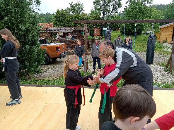 Gruppe trainiert gemeinsam Kampfkunst im Freien
