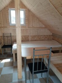 Gemütliche Holzhütte im Grünen des Samurai Camps