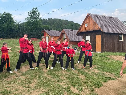 Gruppe trainiert gemeinsam Kampfkunst im Freien