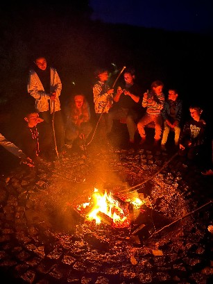 Kinder bewegen sich spielerisch und trainieren im Camp in der Natur