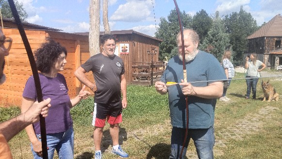 Holzhütten im Grünen am Samurai Camp bei Abendlicht