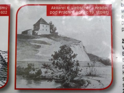 Hügel mit Bäumen und Andeutung einer historischen Anlage