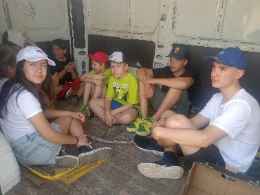 Kinder üben spielerisch Kampfkunst im Feriencamp