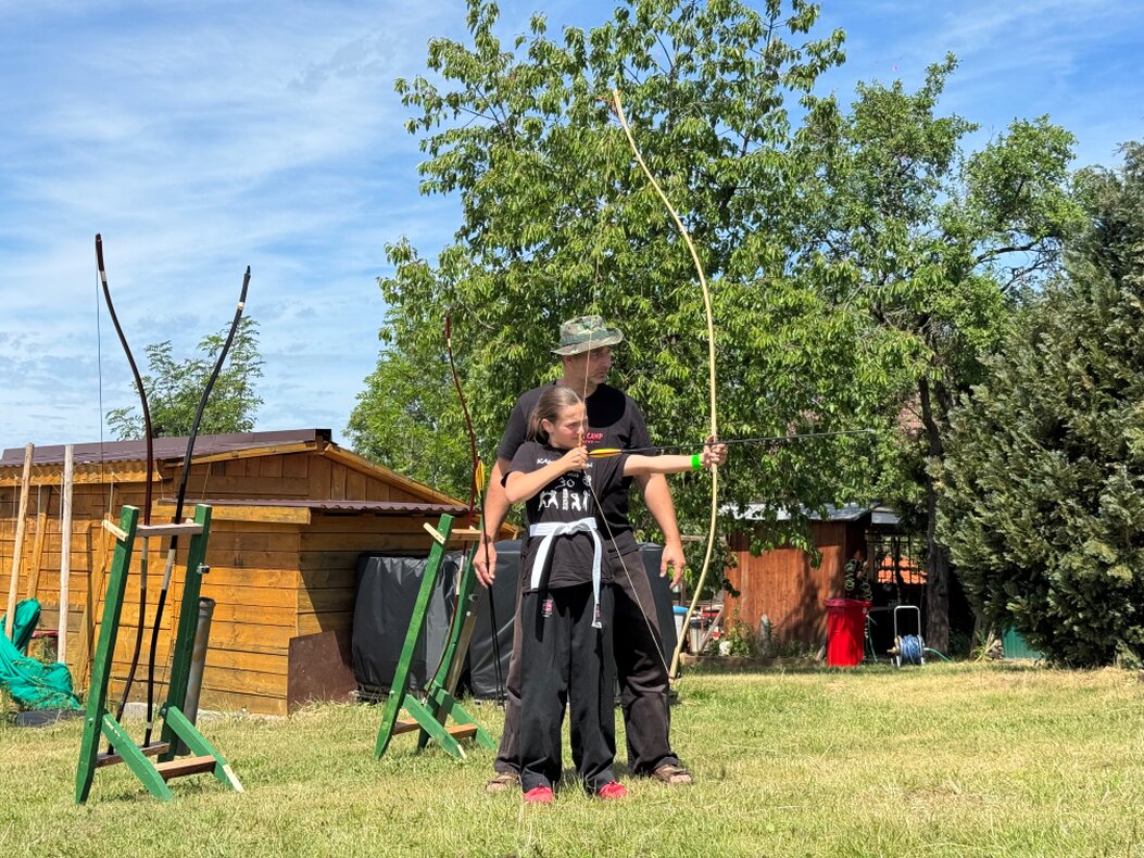 Anfänger übt mit dem Langbogen im Grünen