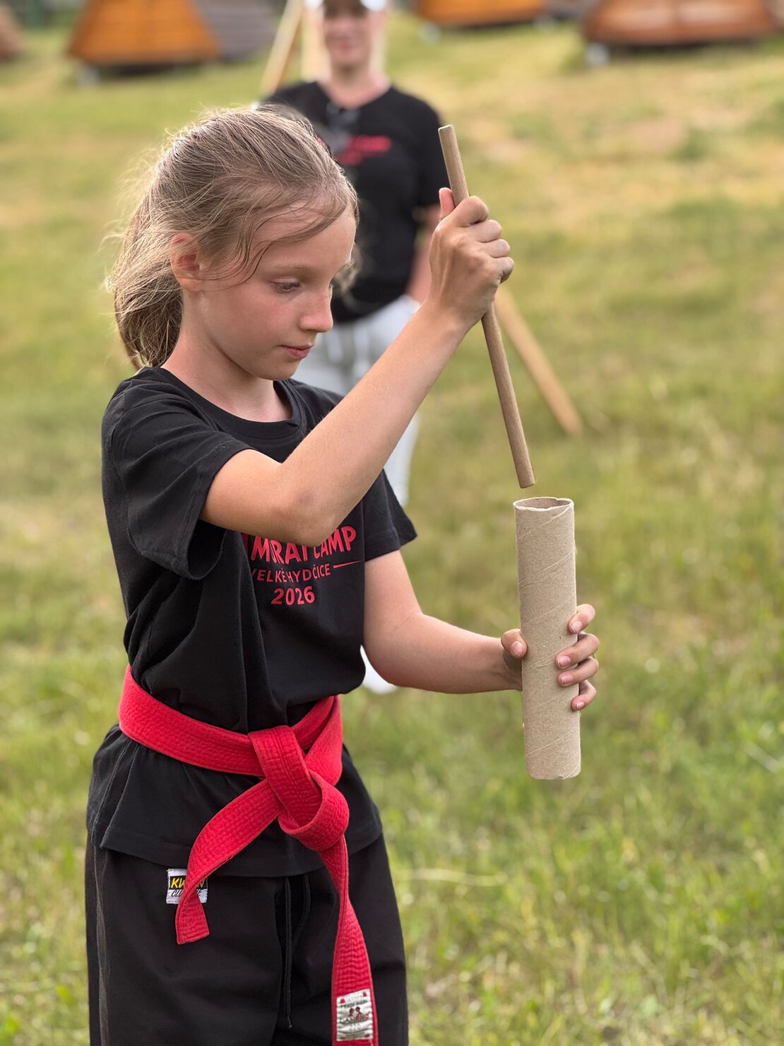 Kinder üben Kampfkunst und Bogenschießen in einem Sommercamp